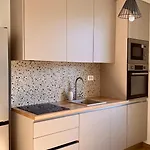 Bright & Sunny Two Bedroom Apartman