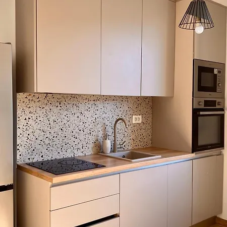 Bright & Sunny Two Bedroom Apartmán