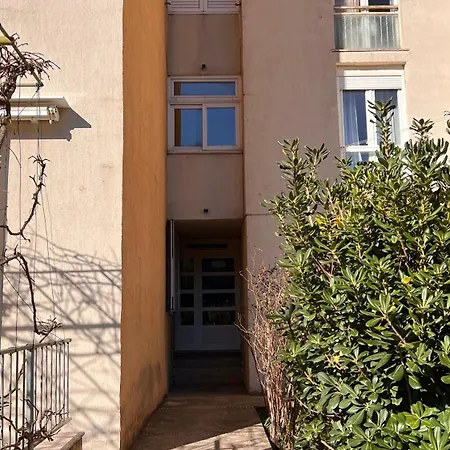 Bright & Sunny Two Bedroom アパート