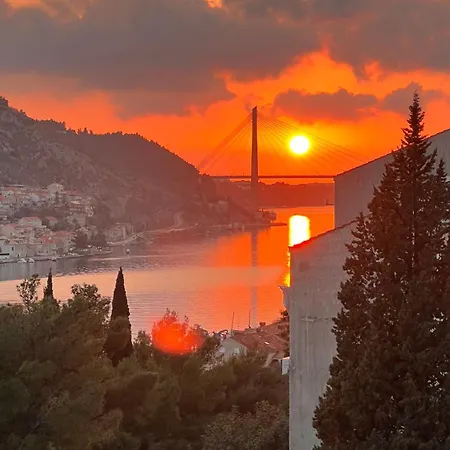 Bright & Sunny Two Bedroom Appartement