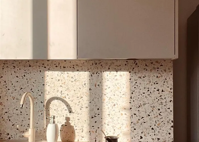 Bright & Sunny Two Bedroom 公寓 *